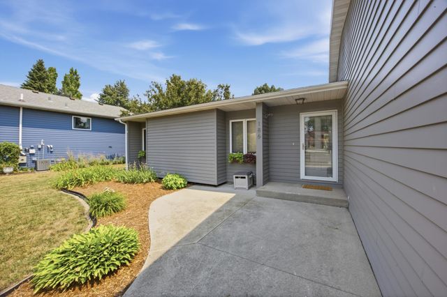 186 Prairiewood Drive S, Fargo, ND 58103