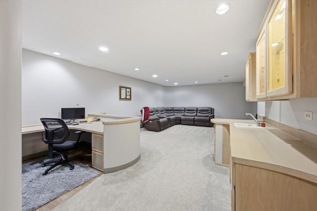 186 Prairiewood Drive S, Fargo, ND 58103