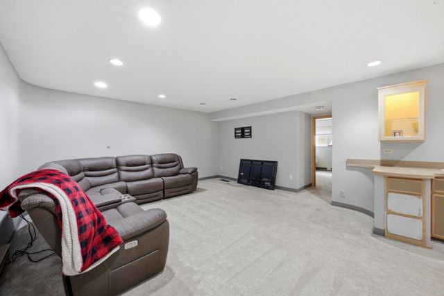 186 Prairiewood Drive S, Fargo, ND 58103