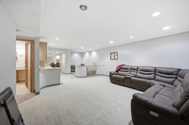 186 Prairiewood Drive S, Fargo, ND 58103