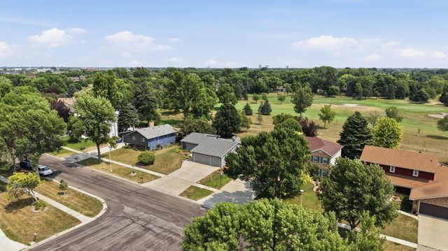 186 Prairiewood Drive S, Fargo, ND 58103