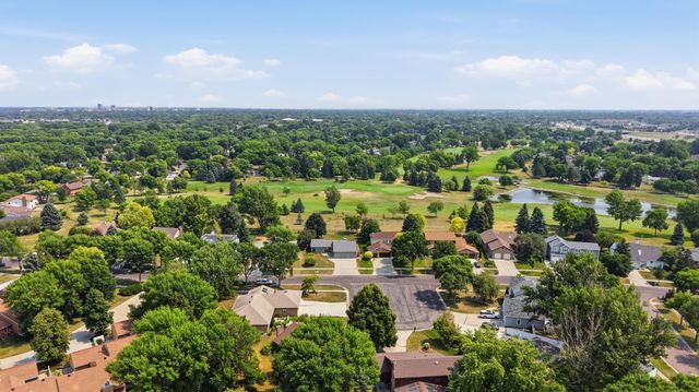 186 Prairiewood Drive S, Fargo, ND 58103