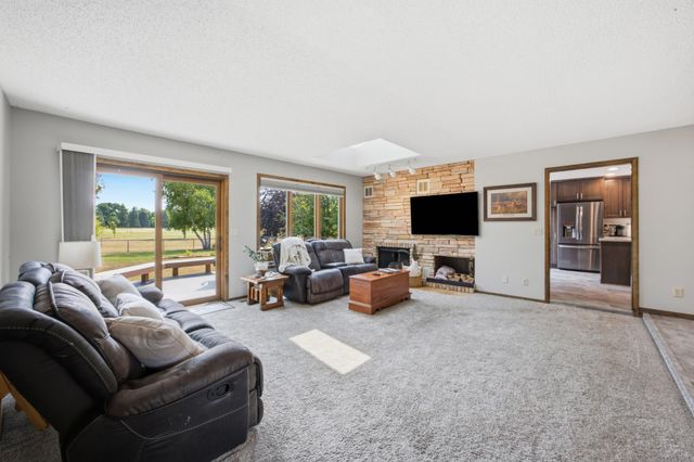 186 Prairiewood Drive S, Fargo, ND 58103