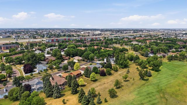 186 Prairiewood Drive S, Fargo, ND 58103