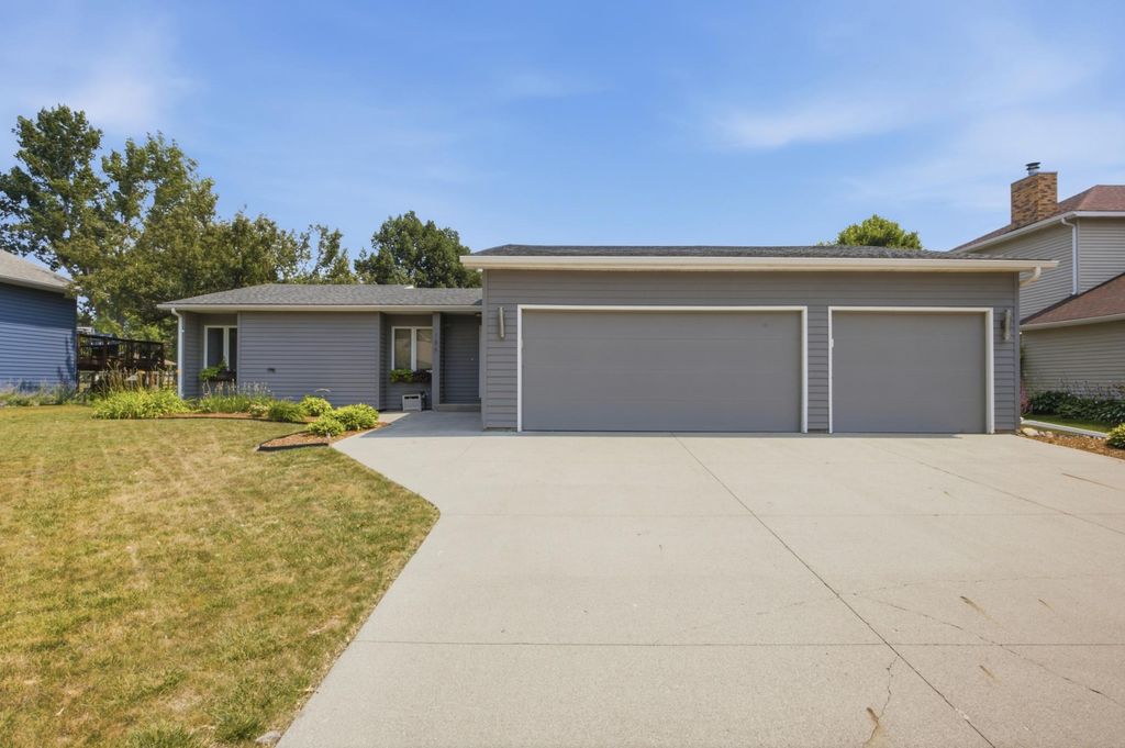 186 Prairiewood Drive S, Fargo, ND 58103
