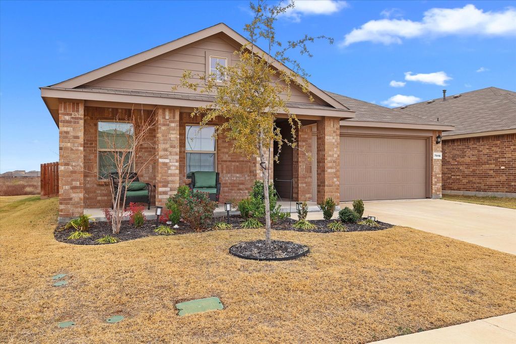 7916 Oaktown Drive, Fort Worth, TX 76131