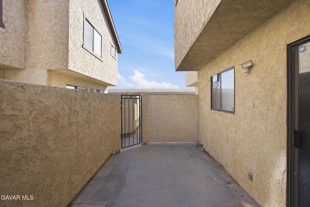 1340 W Avenue J4, Lancaster, CA 93534