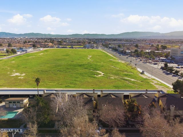 1340 W Avenue J4, Lancaster, CA 93534