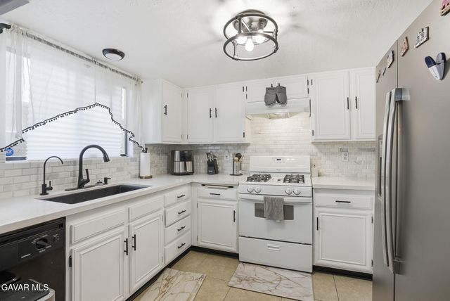 1340 W Avenue J4, Lancaster, CA 93534