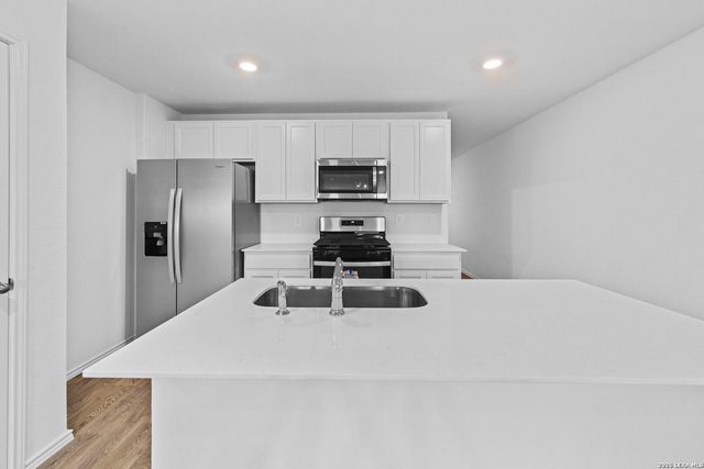 16071 Mahogany Way, Elmendorf, TX 78112