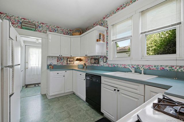 49 Clinton Avenue, Huntington, NY 11743