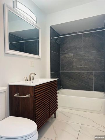 23 Valley Place, Edgewater, NJ 07020