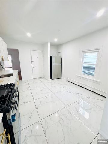 23 Valley Place, Edgewater, NJ 07020