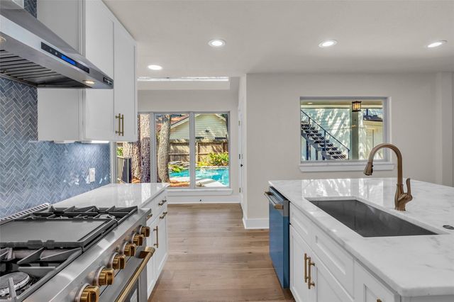 4 N Autumnwood Way, The Woodlands, TX 77380