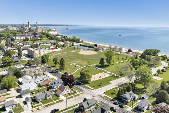 1954 S 9TH STREET, Manitowoc, WI 54220