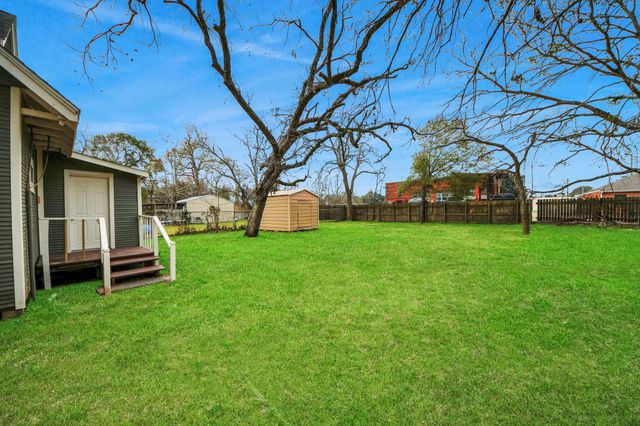 837 Fowlkes Street, Sealy, TX 77474