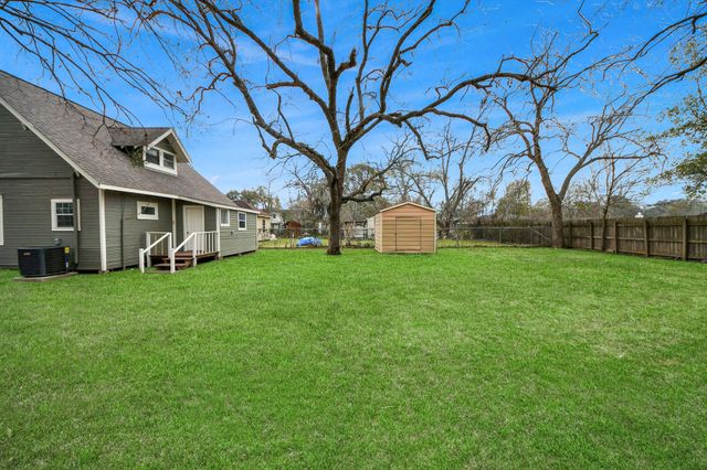837 Fowlkes Street, Sealy, TX 77474