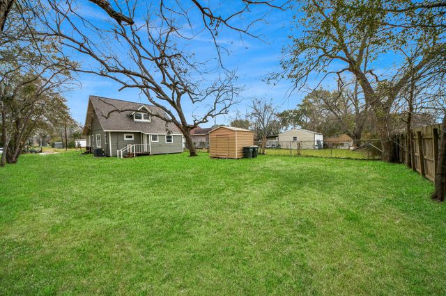837 Fowlkes Street, Sealy, TX 77474