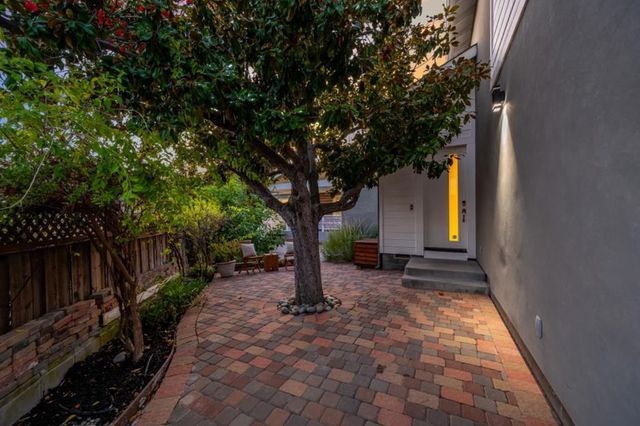 300 De Anza Avenue, San Carlos, CA 94070