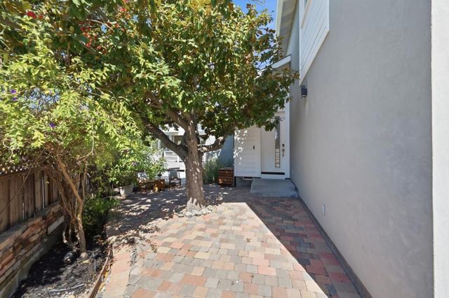 300 De Anza Avenue, San Carlos, CA 94070