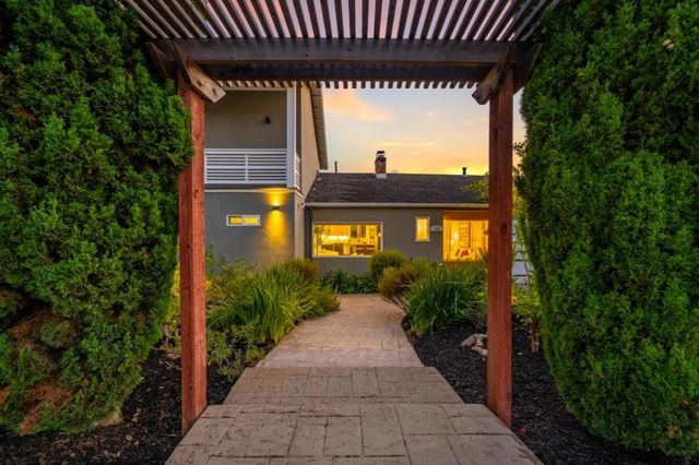 300 De Anza Avenue, San Carlos, CA 94070