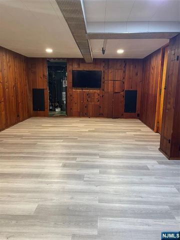 10-16 Burbank Street, Fair Lawn, NJ 07410