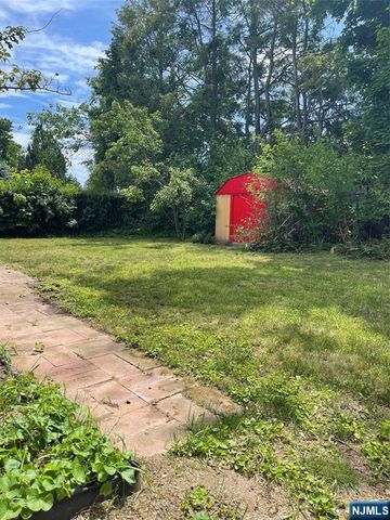 10-16 Burbank Street, Fair Lawn, NJ 07410
