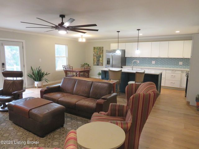 585 Roscoe Veazey Rd, Manitou, KY 42436