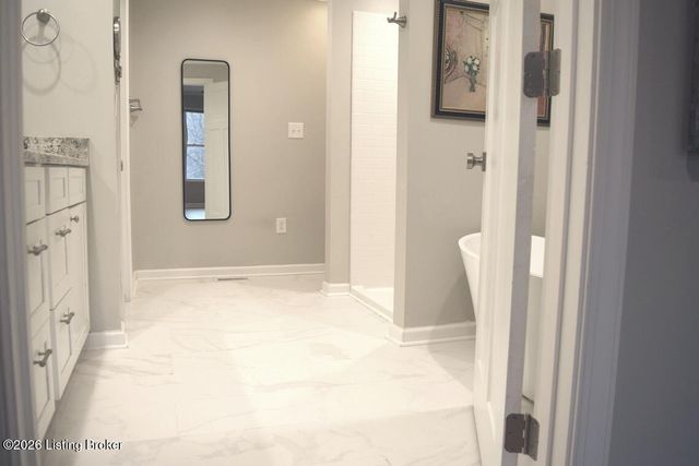 585 Roscoe Veazey Rd, Manitou, KY 42436