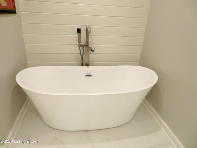 585 Roscoe Veazey Rd, Manitou, KY 42436