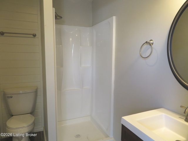 585 Roscoe Veazey Rd, Manitou, KY 42436