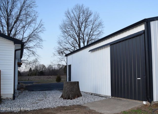 585 Roscoe Veazey Rd, Manitou, KY 42436