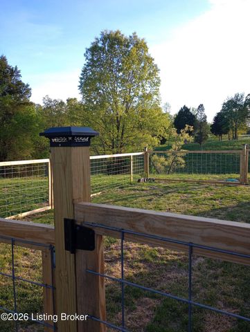 585 Roscoe Veazey Rd, Manitou, KY 42436