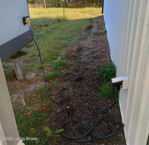 585 Roscoe Veazey Rd, Manitou, KY 42436