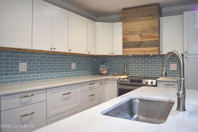 585 Roscoe Veazey Rd, Manitou, KY 42436