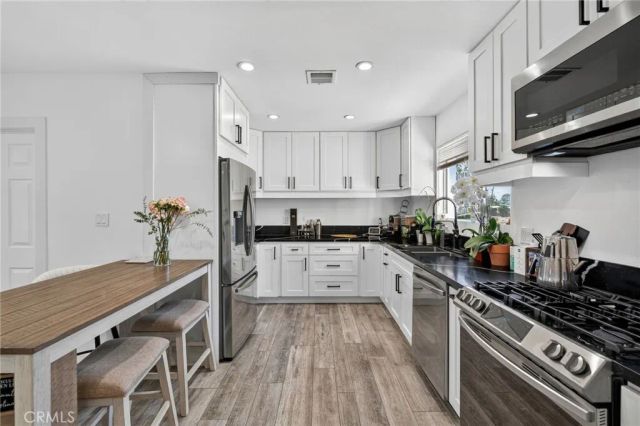 18952 Victory, Tarzana, CA 91335