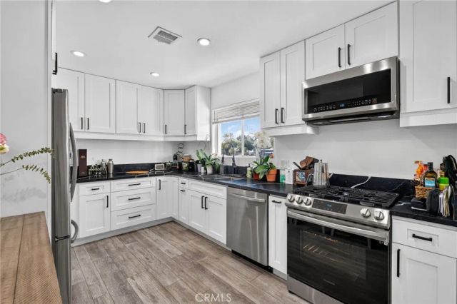 18952 Victory, Tarzana, CA 91335
