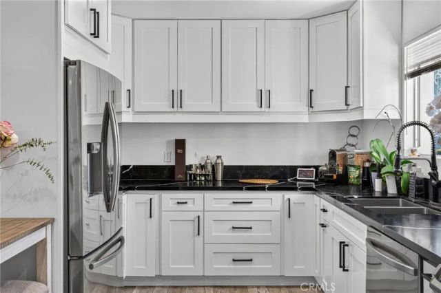 18952 Victory, Tarzana, CA 91335
