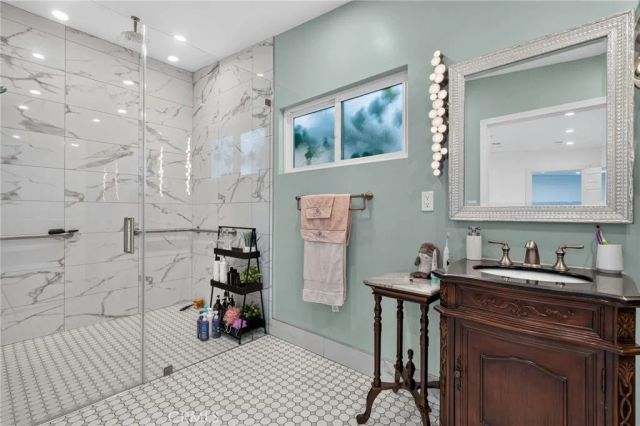 18952 Victory, Tarzana, CA 91335