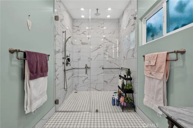 18952 Victory, Tarzana, CA 91335