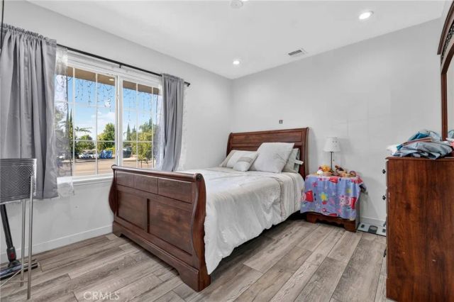 18952 Victory, Tarzana, CA 91335