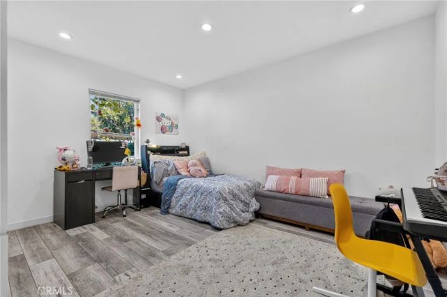 18952 Victory, Tarzana, CA 91335