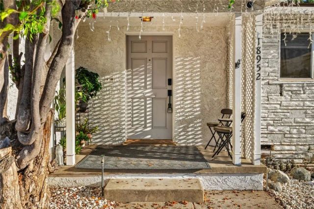 18952 Victory, Tarzana, CA 91335