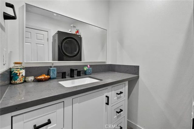18952 Victory, Tarzana, CA 91335
