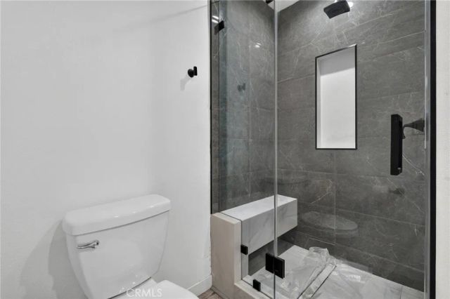 18952 Victory, Tarzana, CA 91335