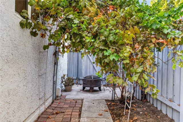 18952 Victory, Tarzana, CA 91335