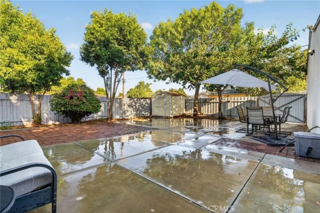 18952 Victory, Tarzana, CA 91335