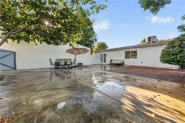 18952 Victory, Tarzana, CA 91335