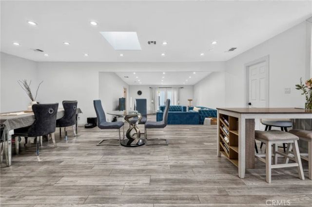 18952 Victory, Tarzana, CA 91335