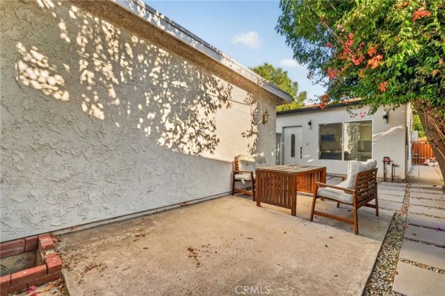 18952 Victory, Tarzana, CA 91335